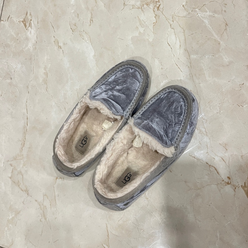 Women’s size 6 grey velvet ugg slipper
